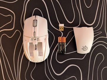 A burkolat felnyitható, így láthatóvá válik az akkumulátor és a 2,4 GHz-es dongle foglalata.