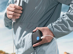 Az Amazonon keresztül értékesített power banknak csak bizonyos fekete és kék színváltozatait hívják vissza. A képen a hordozható töltő promóciós képe. (Kép forrása: Iniu)