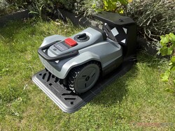 A TerraMow Mini 500 a töltőállomásán