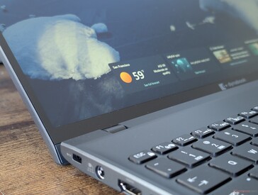 Nincs edge-to-edge üveg, OLED vagy fényes opció