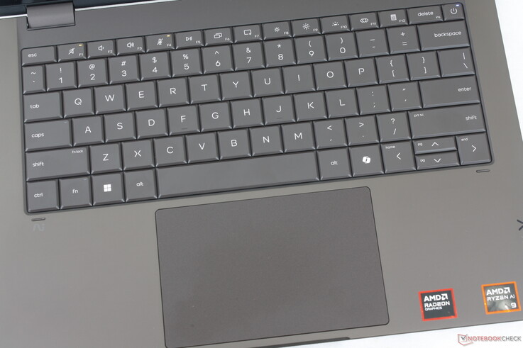A billentyűzet kialakítása és elrendezése megegyezik az OmniBook Ultra 14-ével, de a kattintópad mérete valamivel kisebb: 12,5 × 8 cm