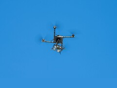 Egy Alta X drón, amely egy egyedi építésű, szimulált pilóta nélküli légijármű-rendszerek környezetének hasznos terhét szállítja (Kép forrása: NASA/Brandon Torres Navarette; szerkesztés)