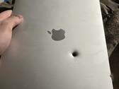 Egy Apple M1 MacBook Air állítólag megállít egy héjdarabot (Kép forrása: lanevychs on X)
