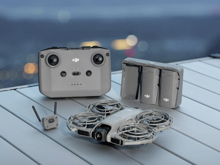 A DJI Neo 2 a digitális videoátviteli modullal és egyéb tartozékokkal. (Kép forrása: DJI)