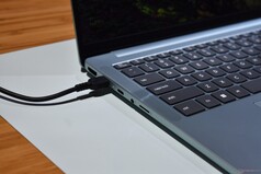 Lenovo IdeaPad Vibe: Bal oldali csatlakozók.