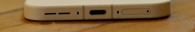 Alul: USB-C port, mikrofon, mikrofon, SIM foglalat