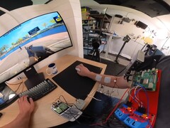 A YouTuber Basically Homeless 100 ms reakcióidőt ér el neuromuszkuláris célzást segítő rendszerével. (Kép forrása: Basically Homeless via YouTube)