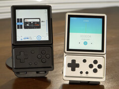 Az Anbernic RG Rotate Aurora Silver és Polar Black kivitelben, balról jobbra.