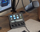 Stream Deck+, Wave DX-hez csatlakoztatva, PC monitorral a háttérben