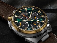 A Citizen Promaster Tsuno Chrono Racer szögből látott képe, amelyen jól látható a jellegzetes „bullhead” tok, az arany színű keret és a tetején elhelyezett kronográf gombok.