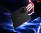 A Win Tablet 8,4 hüvelykes kijelzővel rendelkezik. A képen: a készülék kompakt kialakítását bemutató promóciós kép.