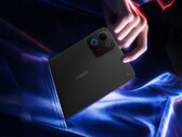 A Win Tablet 8,4 hüvelykes kijelzővel rendelkezik. A képen: a készülék kompakt kialakítását bemutató promóciós kép.