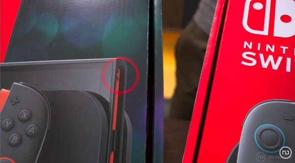 Az új verzió dobozán látható Switch 2 képen a jobb oldali sínnél egy csavar látható.