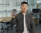 Carl Pei, a Nothing vezérigazgatója, kezében egy elmosódott Nothing telefonnal (3). (Kép forrása: Google)