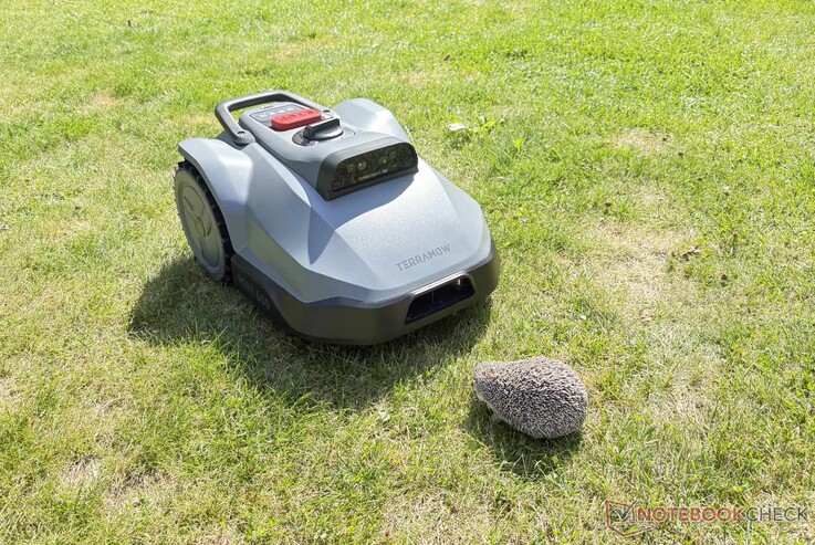 A tesztelés során a TerraMow Mini 500 megbízhatóan észlelte a hamis sününket és az egyéb akadályokat.