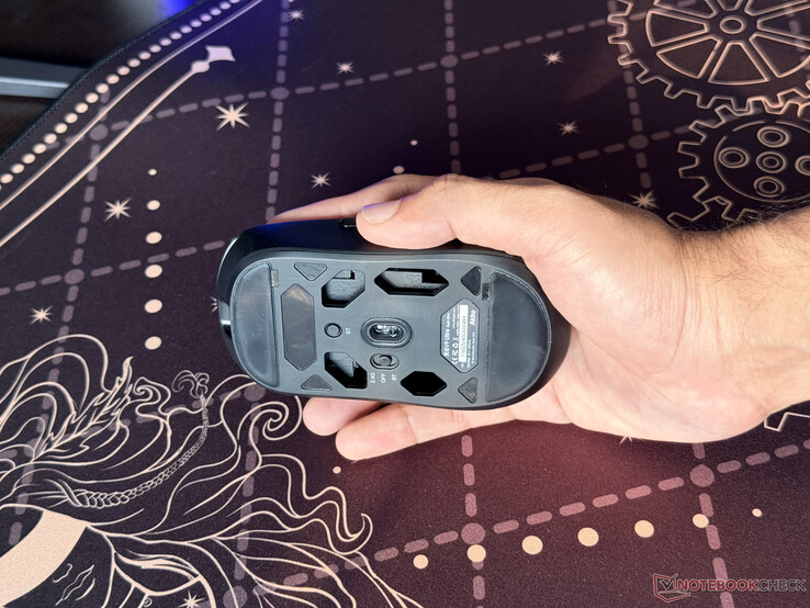 A vezeték nélküli egér nyitott alsó kialakítása