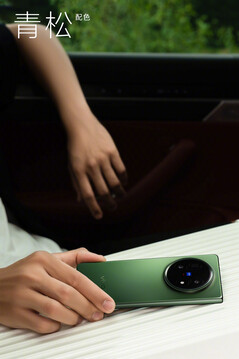 A Vivo Z Fold5 fenyőfából.