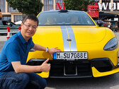 A Xiaomi elnöke egy Németországban regisztrált SU7 Ultra készülékkel pózol (Kép forrása: William Lu a Weibo-n)
