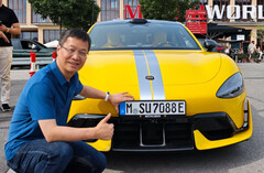 A Xiaomi elnöke egy Németországban regisztrált SU7 Ultra készülékkel pózol (Kép forrása: William Lu a Weibo-n)