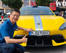 A Xiaomi elnöke egy Németországban regisztrált SU7 Ultra készülékkel pózol (Kép forrása: William Lu a Weibo-n)