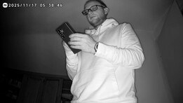 Az éjszakai üzemmód fény nélkül is működik, sajnos csak fekete-fehérben.