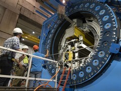 Ez a kép a sPHENIX-en belüli belső hadronikus kaloriméter telepítését mutatja (Kép forrása: Brookhaven National Laboratory; kivágva)