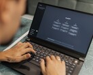 Egy személy egy laptopon gépel, miközben a ChatGPT felülete megnyitva van