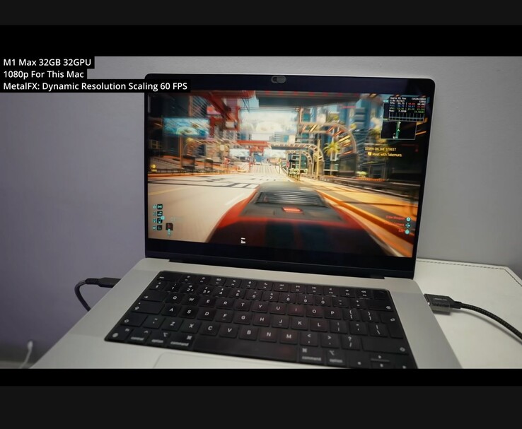 Cyberpunk 2077 fut egy M1 Max MacBook Pro-n (32 GB RAM, 32 magos GPU) 1080p-n a MetalFX Dynamic Resolution Scaling használatával. A játék egyenletes 60 FPS teljesítményt nyújt, ami bizonyítja a korai Apple szilícium erejét a natív AAA játékokhoz. (A kép forrása: