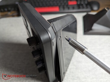 Távolítsa el a két csavart