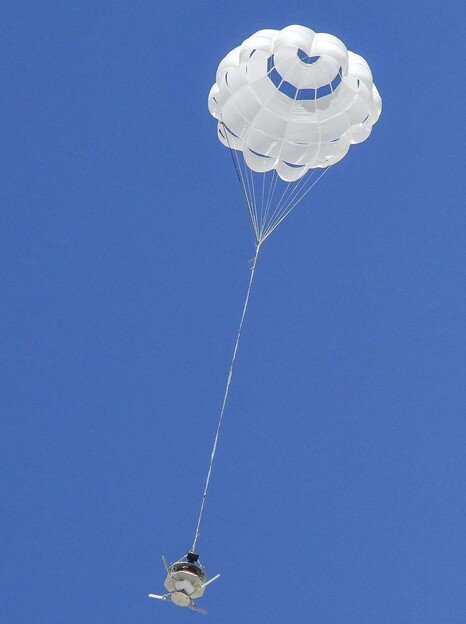 A kibontott ejtőernyő, érzékelőkkel felszerelve a lombkorona terhelésének mérésére (Kép forrása: NASA és Christopher LC Clark; vágott kép)