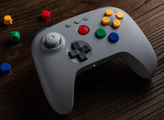 A szürke 8BitDo 64 Bluetooth-vezérlő gombjainak színei megegyeznek az eredeti Nintendo 64 vezérlő színeivel