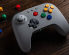 A szürke 8BitDo 64 Bluetooth-vezérlő gombjainak színei megegyeznek az eredeti Nintendo 64 vezérlő színeivel