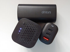 Akkumulátorok és töltő. (Kép forrása: Notebookcheck)