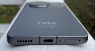 Alul: hangszóró, USB-C 2.0, mikrofon, dual-SIM (kép forrása: Manuel Masiero)
