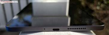 jobbra: mikrofon, USB-C 2.0, hangszóró
