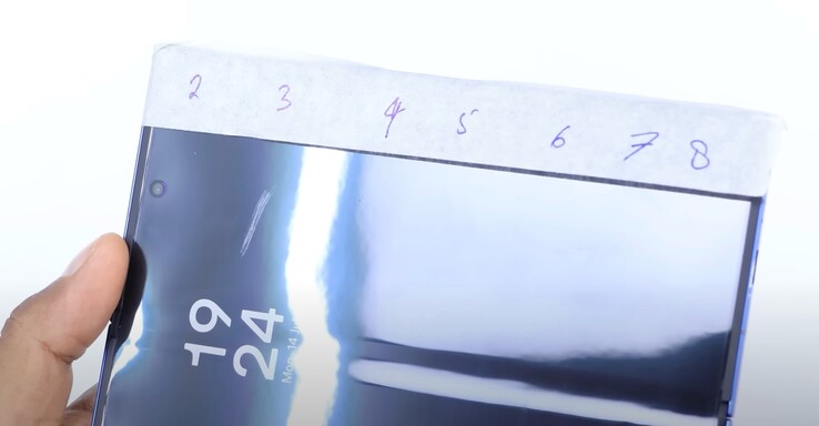 A Galaxy Z Fold7 összehajtható kijelzője nem különösebben karcálló. (Kép forrása: Gupta Information Systems)