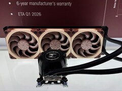 A Noctua AIO CPU-hűtője, amelyet a Computex 2025 kiállításon mutattak be. (Kép forrása: Computerbase)