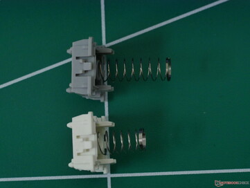 Wooting Lekker Tikken (fent) vs Lekker L60 V2 (lent) rugóhossz.