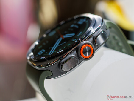 A Samsung Galaxy Watch Ultra 2 oldalnézete (a képen)