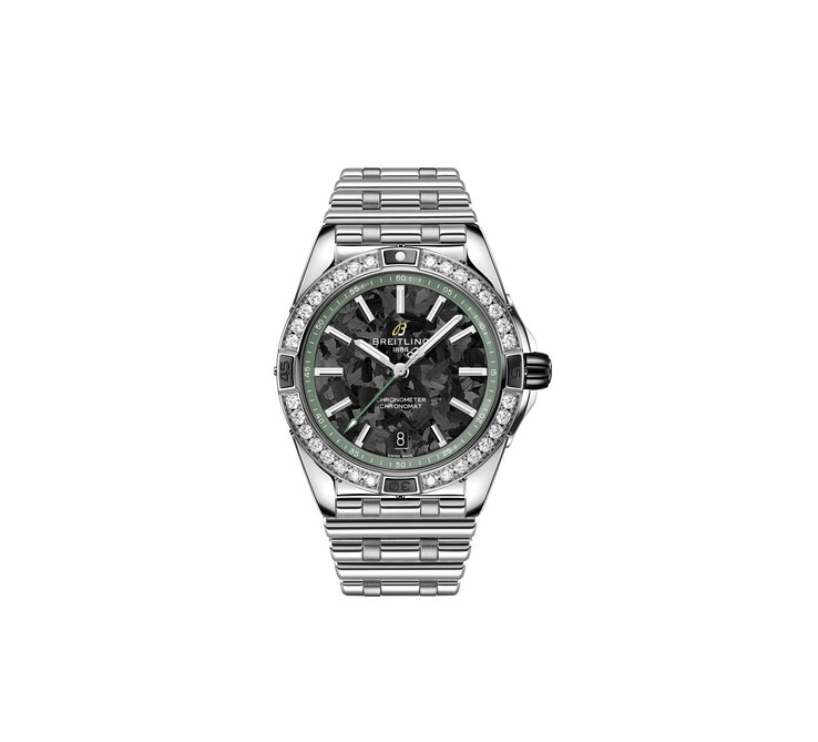 A Breitling Super Chronomat Automatic 38 38 mm-es rozsdamentes acéltokkal, szénszálas számlappal, gyémántokkal kirakott lünettával és az Aston Martin Valhalla által ihletett zöld részletekkel rendelkezik.