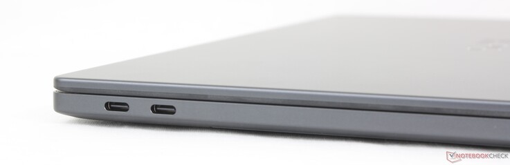 Balra: 2x USB-C Thunderbolt 4 / DisplayPort 2.1 + Power Delivery