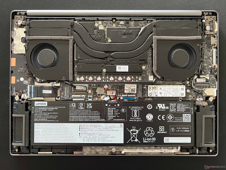 Yoga Pro 9 16IMH9 RTX 4070 az összehasonlításhoz, hogy ne mutasson nagyobb belső különbségeket