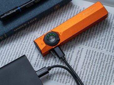 Az Olight ArkPro Ultra az USB-C-porton keresztül tölthető.