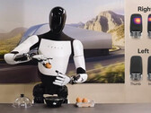 Tesla Optimus robot akcióban. A vállalat 2025-ben 5000 darabot gyárt a humanoidból (Kép forrása: Tesla)
