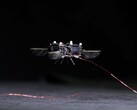 A méhszerű robot repülés közben (Kép forrása: David von Blohn/CNN; kivágott képernyőkép)