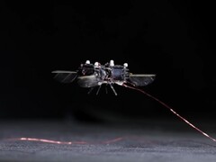 A méhszerű robot repülés közben (Kép forrása: David von Blohn/CNN; kivágott képernyőkép)