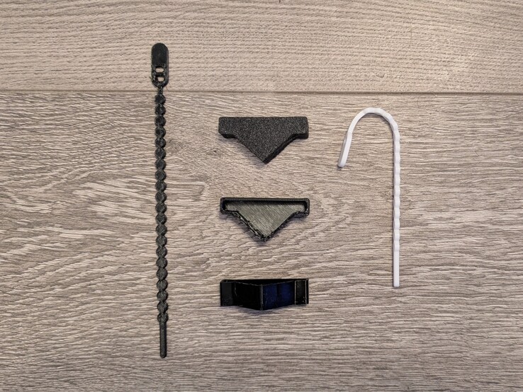 Fekete és fehér TPU cipzárak (Extrutim on Printables) és egyedi sarkok a rögzítő rendszerhez fekete TPU-ban.