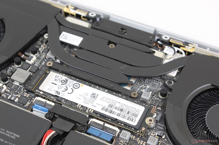 A modell egyetlen M.2 SSD-t támogat, külön hőelosztó vagy hűtés nélkül