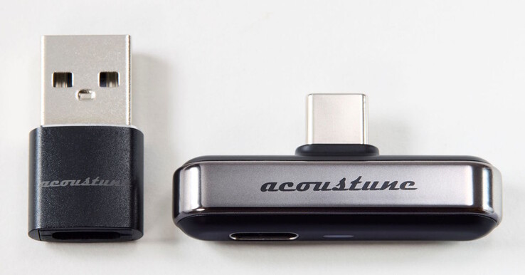 Az Acoustune ATX001 Bluetooth-adóhoz USB-C-ről USB-A-ra átalakító adapter tartozik.