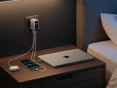 Az Anker új töltője (100W, 3 port, Smart Display) (képünkön) már ezüst színben is kapható az Egyesült Államokban. (Kép forrása: Anker)